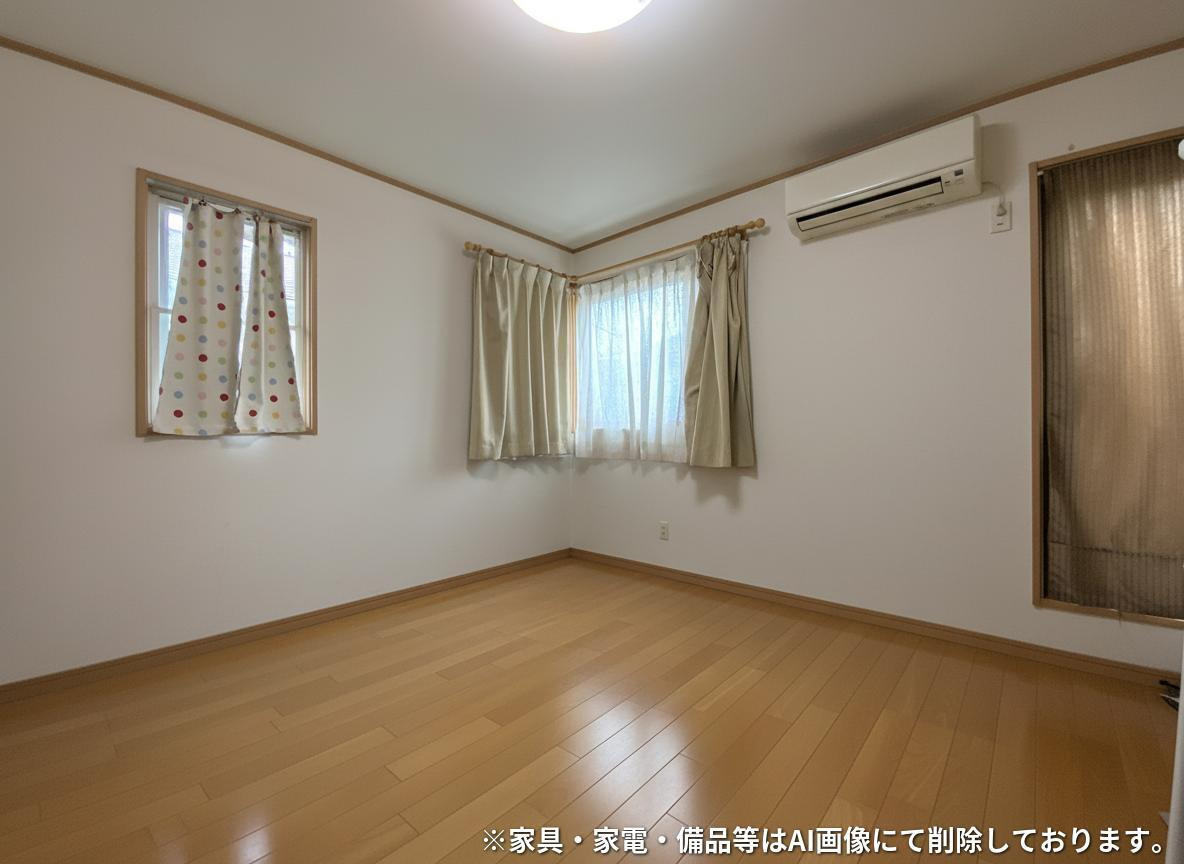 塩屋北町1丁目 中古戸建の洋室|洋室 8帖　※既存家具はAIで削除しております。