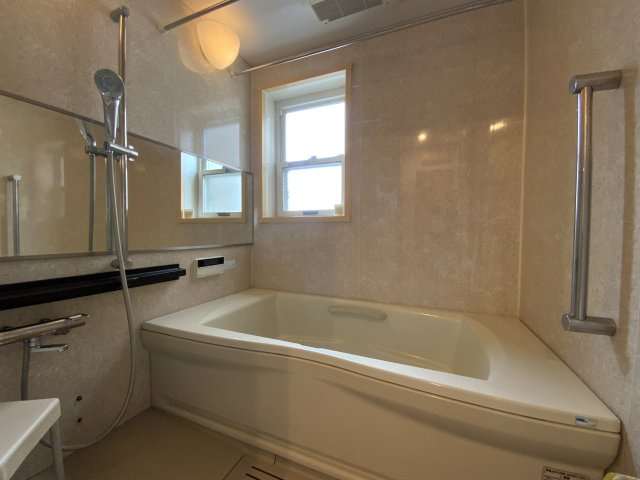 塩屋北町1丁目 中古戸建の浴室|浴室　※既存家具はAIで削除しております。