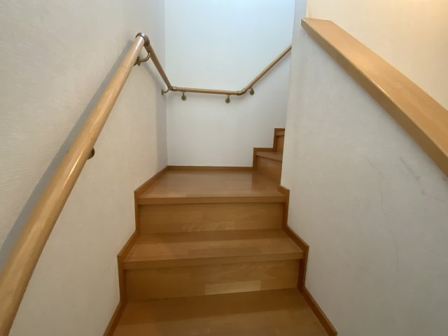 塩屋北町1丁目 中古戸建の内装|階段