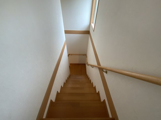 塩屋北町1丁目 中古戸建の内装|階段