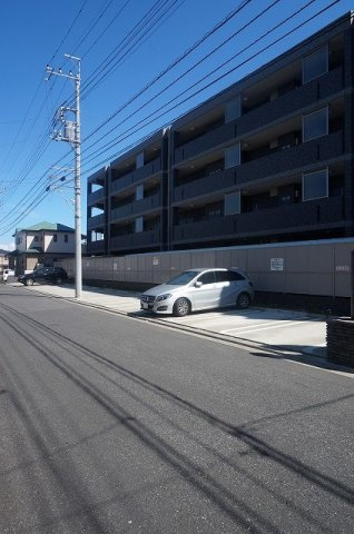 ハイエストディーマー　グラシアの駐車場