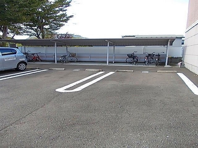 マーベラスＳＡＧＡＷＡの駐車場|車をお持ちの方に嬉しい駐車場付きの物件です