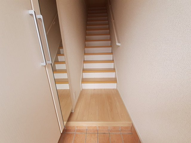 サニーヒルズＥの玄関|明るい玄関です