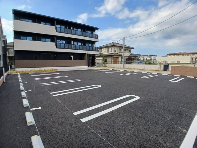 ジュネスⅢの駐車場|車をお持ちの方に嬉しい駐車場付きの物件です