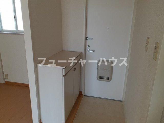フローラル内藤Ｅの玄関|収納もある玄関です