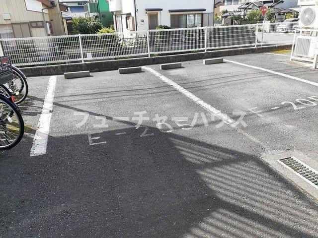 フローラル内藤Ｅの駐車場|駐車スペースもあります