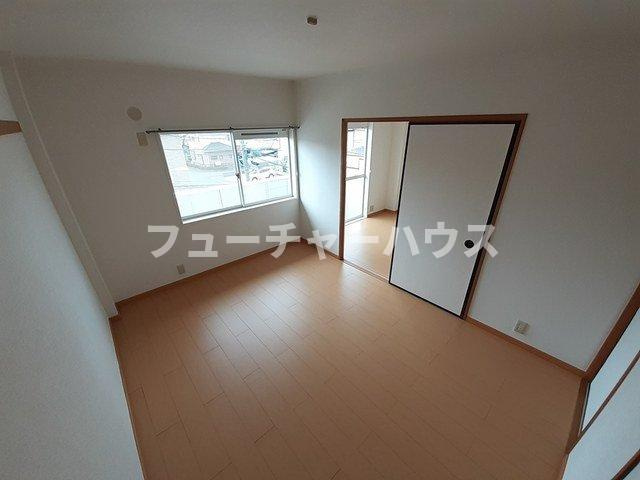 フローラル内藤Ｅの内装|明るい室内です