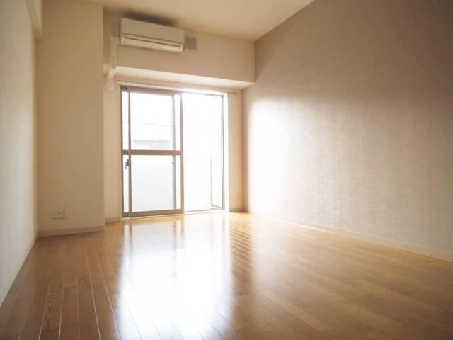 セリシエ赤羽の居間・リビング|アクセントクロスがおしゃれな明るいお部屋！