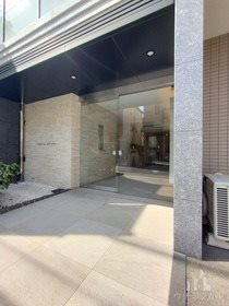 武蔵野市西久保２丁目の賃貸マンションのエントランス