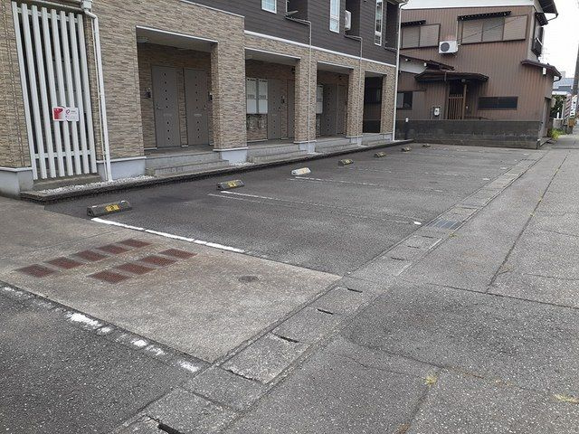 メゾン　アクティフの駐車場