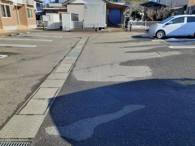 ジェルメ鞍谷の駐車場