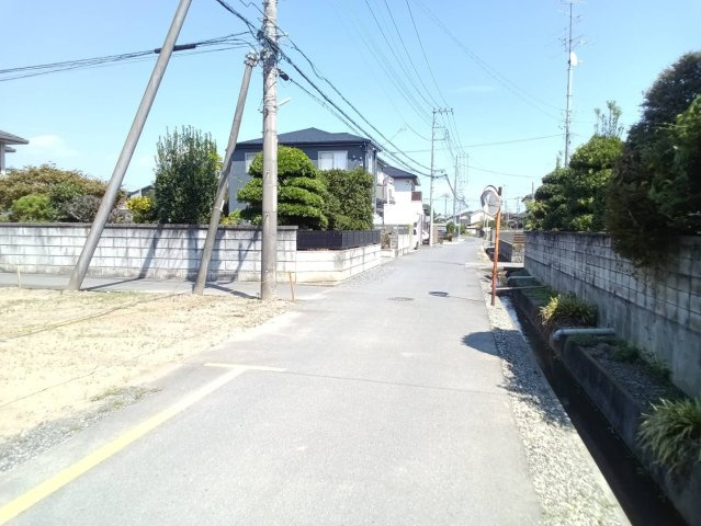 ワイウッドコート熊谷市平戸第10期【建築条件無し売地】の前面道路含む現地写真|【熊谷市平戸第10期　現地外観】
※令和８年８月時点