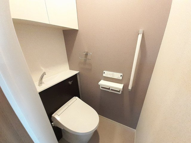 シャルモン深野　Ｗｅｓｔのトイレ|ゆったりとした空間のトイレです