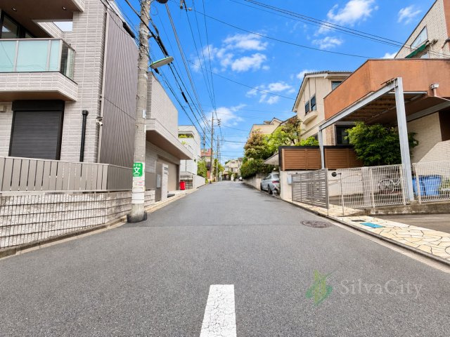 世田谷区上用賀4丁目の前面道路含む現地写真