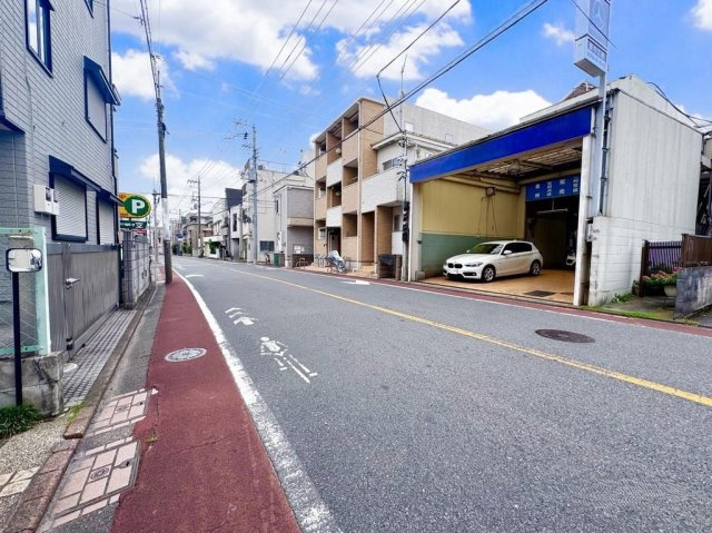 大田区南馬込1丁目の前面道路含む現地写真|ゆとりある道路幅員で、毎日の運転や駐車も安心です。