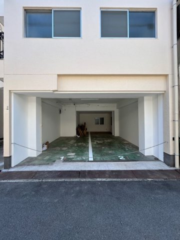 御崎ビルの駐車場