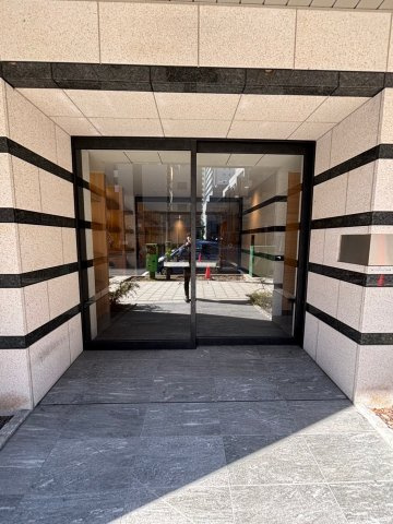 RISING Maison 本町橋のエントランス