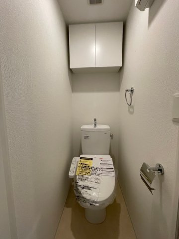 セレニテ兵庫エクラ のトイレ|ちょっとした収納スペースも充実しています