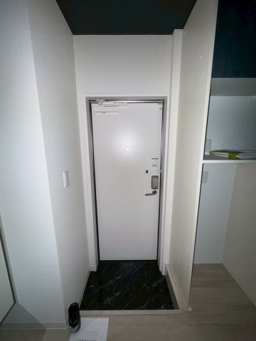 エヌエムサンカンテキャトフE棟の玄関