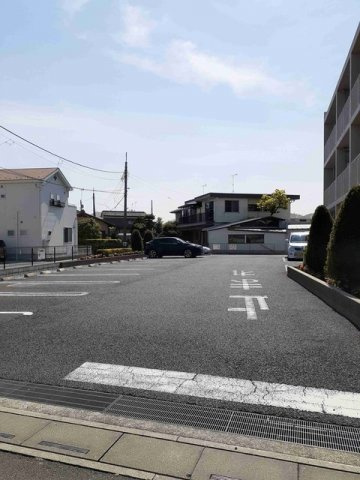 赤坂レジデンスの駐車場|車をお持ちの方に嬉しい駐車場付きの物件です