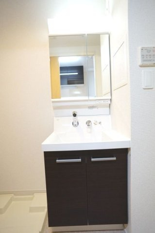 カーサトレンタの洗面所|明るい洗面所です