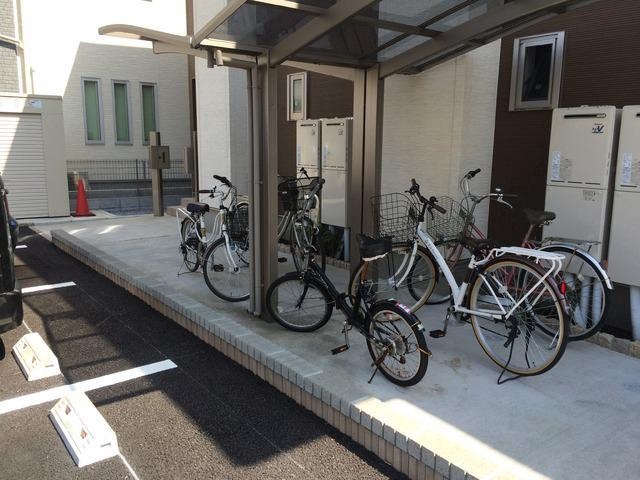 サンローズＡの駐車場|車をお持ちの方に嬉しい駐車場付きの物件です