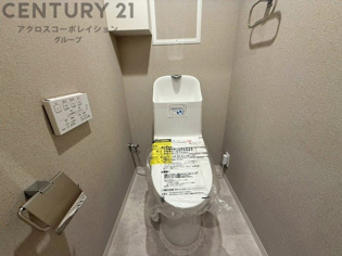 化粧品や洗顔料、歯ブラシなどの必需品をまとめて置ける収納スペースがあり、使用するたびに取り出す手間が省けます。また、水回りのため、濡れても大丈夫な素材が使用されており、お手入れが簡単です。
