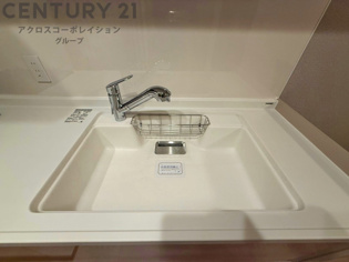 温水洗浄便座付トイレは温水洗浄機能により、暖かい水でおしりを洗浄することができ、冷たい水を使う従来の便座に比べ、温水洗浄機能で暖かいトイレを提供し、快適な使用を可能にします。