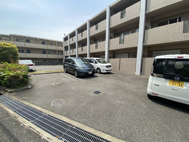 ファミール・園田の駐車場