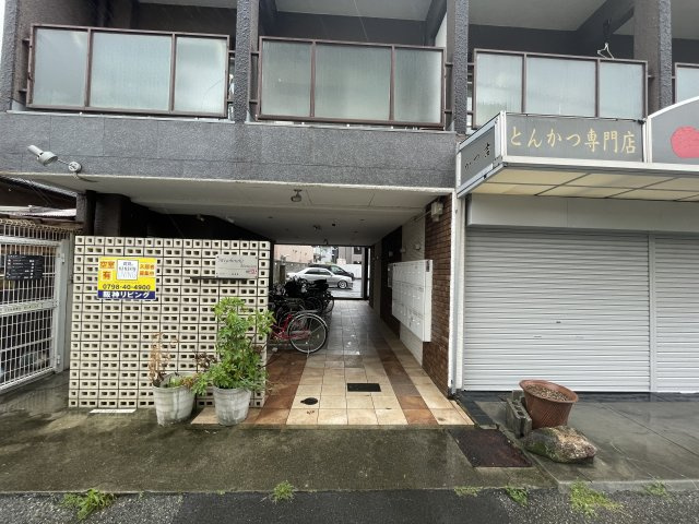 御代開マンションのエントランス