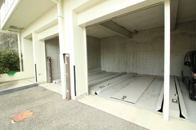 トレビアンコートの駐車場