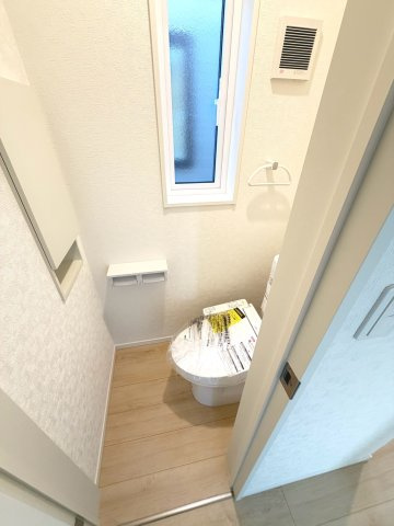 【新築戸建】札幌市豊平区西岡3条6丁目3棟のトイレ|1階・2階に温水洗浄便座を設置。センサーによる便ふたオート開閉機能により、手を触れることがなく快適で衛生面にも配慮されています。(3号棟)
