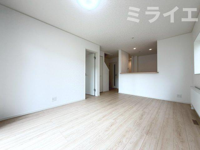 【新築戸建】札幌市豊平区西岡3条6丁目3棟の居間・リビング|リビングが見渡せる対面キッチンを採用。内装(壁・床・建具)は白を基調とし、明るい雰囲気となっています。(同仕様物件)