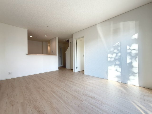 【新築戸建】札幌市豊平区西岡3条6丁目3棟の居間・リビング|リビングが見渡せる対面キッチンを採用。内装(壁・床・建具)は白を基調とし、明るい雰囲気となっています。(3号棟)