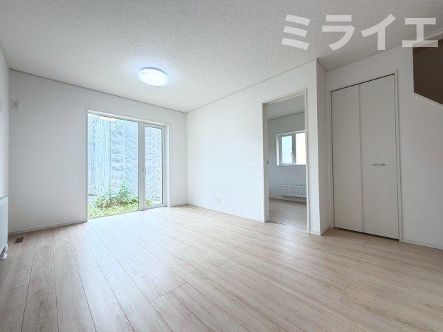 【新築戸建】札幌市豊平区西岡3条6丁目3棟の居間・リビング|リビングが見渡せる対面キッチンを採用。内装(壁・床・建具)は白を基調とし、明るい雰囲気となっています。(同仕様物件)