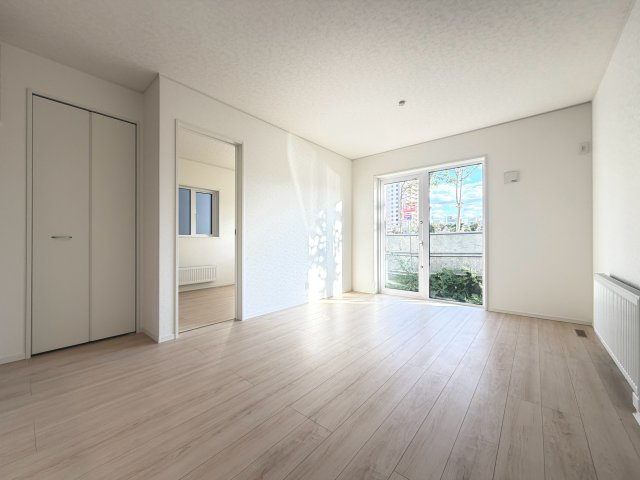 【新築戸建】札幌市豊平区西岡3条6丁目3棟の居間・リビング|リビングが見渡せる対面キッチンを採用。内装(壁・床・建具)は白を基調とし、明るい雰囲気となっています。(3号棟)