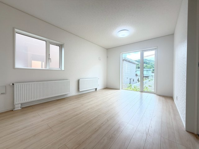 【新築戸建】札幌市豊平区西岡3条6丁目3棟の居間・リビング|リビングが見渡せる対面キッチンを採用。内装(壁・床・建具)は白を基調とし、明るい雰囲気となっています。(同仕様物件)