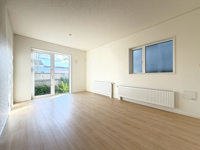 【新築戸建】札幌市豊平区西岡3条6丁目3棟の居間・リビング|リビングが見渡せる対面キッチンを採用。内装(壁・床・建具)は白を基調とし、明るい雰囲気となっています。(3号棟)