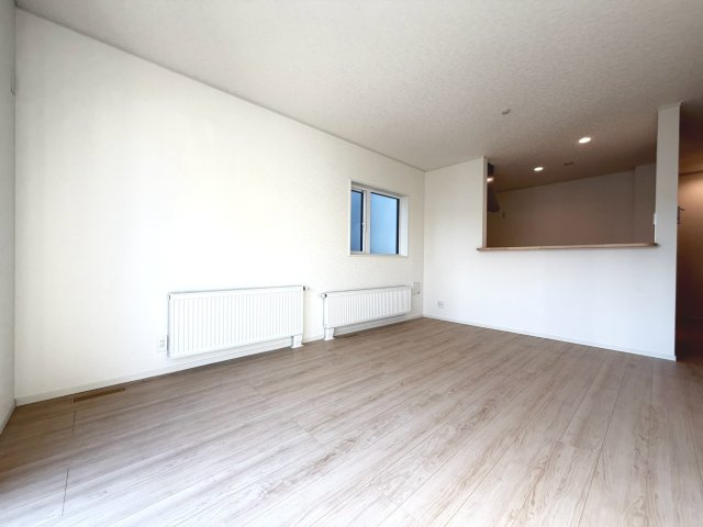 【新築戸建】札幌市豊平区西岡3条6丁目3棟の居間・リビング|リビングが見渡せる対面キッチンを採用。内装(壁・床・建具)は白を基調とし、明るい雰囲気となっています。(3号棟)