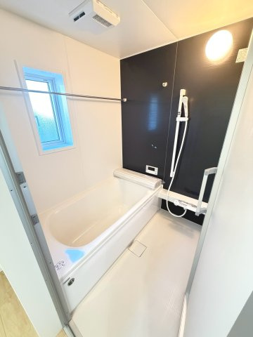 【新築戸建】札幌市豊平区西岡3条6丁目3棟の浴室|追焚機能はもちろん、浴室乾燥・暖房・涼風機能完備しています。窓があり換気もできます。(3号棟)