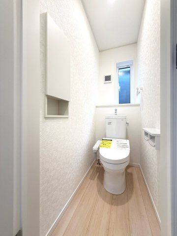 【新築戸建】札幌市豊平区西岡3条6丁目3棟のトイレ|1階・2階に温水洗浄便座を設置。センサーによる便ふたオート開閉機能により、手を触れることがなく快適で衛生面にも配慮されています。