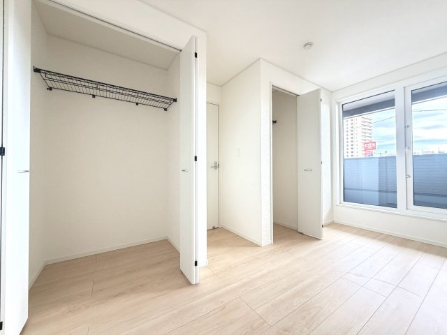 【新築戸建】札幌市豊平区西岡3条6丁目3棟の収納|標準奥行90㎝で収納力のあるクローゼットを配置しています。