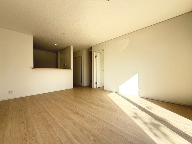 【新築戸建】札幌市豊平区西岡3条6丁目3棟の居間・リビング|リビングが見渡せる対面キッチンを採用。内装(壁・床・建具)は白を基調とし、明るい雰囲気となっています。