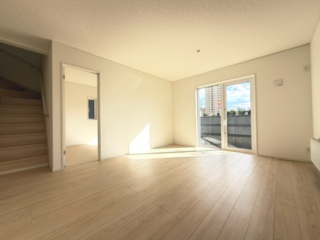 【新築戸建】札幌市豊平区西岡3条6丁目3棟の居間・リビング|リビングが見渡せる対面キッチンを採用。内装(壁・床・建具)は白を基調とし、明るい雰囲気となっています。