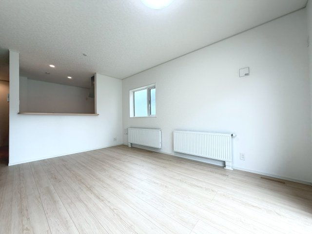 【新築戸建】札幌市豊平区西岡3条6丁目3棟の居間・リビング|リビングが見渡せる対面キッチンを採用。内装(壁・床・建具)は白を基調とし、明るい雰囲気となっています。(同仕様物件)