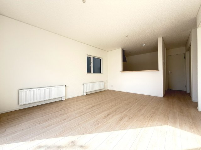 【新築戸建】札幌市豊平区西岡3条6丁目3棟の居間・リビング|リビングが見渡せる対面キッチンを採用。内装(壁・床・建具)は白を基調とし、明るい雰囲気となっています。