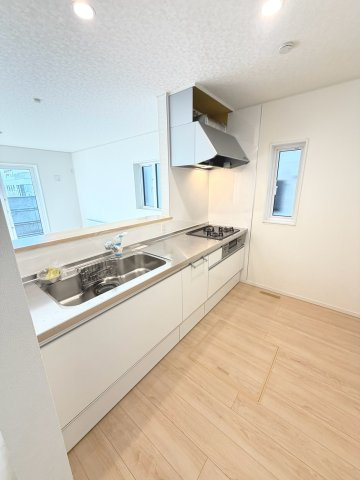 【新築戸建】札幌市豊平区西岡3条6丁目3棟のキッチン|広々システムキッチンは、シンク・調理部分だけではなく、小物から大きな調理器具まで収納でき、出し入れもスムーズな収納充実プランを採用。食洗器設置可能。床下収納あり。