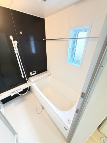 【新築戸建】札幌市豊平区西岡3条6丁目3棟の浴室|追焚機能はもちろん、浴室乾燥・暖房・涼風機能完備しています。窓があり換気もできます。