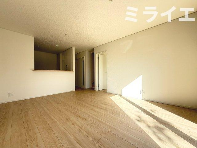 【新築戸建】札幌市豊平区西岡3条6丁目3棟の居間・リビング|リビングが見渡せる対面キッチンを採用。内装(壁・床・建具)は白を基調とし、明るい雰囲気となっています。(同仕様物件)