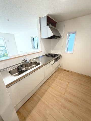 【新築戸建】札幌市豊平区西岡3条6丁目3棟のキッチン|広々システムキッチンは、シンク・調理部分だけではなく、小物から大きな調理器具まで収納でき、出し入れもスムーズな収納充実プランを採用。食洗器設置可能。床下収納あり。(同仕様物件)